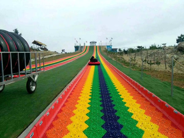 七彩旱雪滑道 七彩旱雪滑道